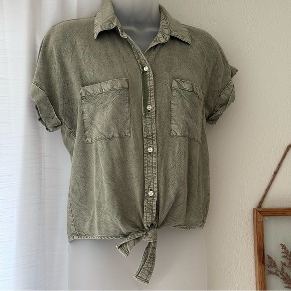 NWOT Sim & Sam 100% Rayon faded green button down shirt Size M tie front - Picture 2 of 9